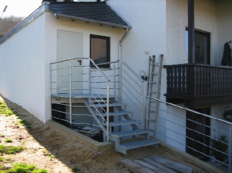 Garagenanbau mit Hinterausgang mittels Podest und Stahltreppe
